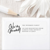 Étiquette Nous avons déplacé simple noir blanc d'étiquette d (En situation)