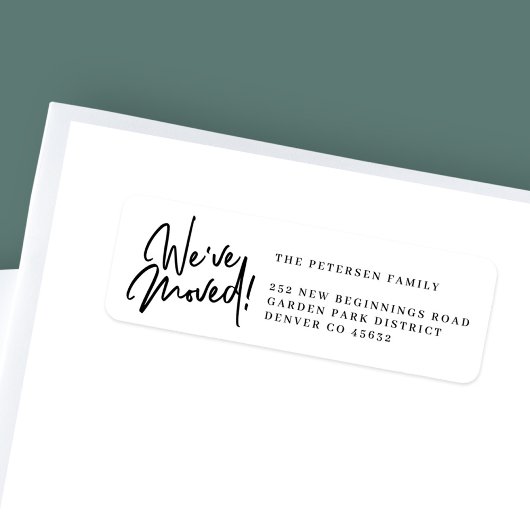 Étiquette Nous avons déplacé simple noir blanc d'étiquette d