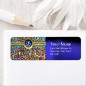 ÉTIQUETTE OISEAUX COLORÉS ET ÉPAULES FLORALES MONOGRAMME DE  (En situation)