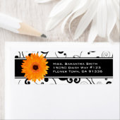 Étiquette Orange Gerbera Daisy Noir & Blanc Scroll (En situation)