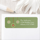 Étiquette Ornements rose et vert sur le vert de Noël (En situation)