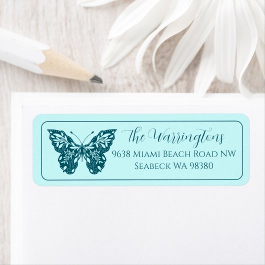 Étiquette Papillon botanique dessiné à la main de manière él (En situation)