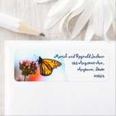 Étiquette Papillon Monarque brillant sur Fleur violette (En situation)