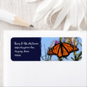 Étiquette Papillon monarque sur chardon violet bleu foncé (En situation)