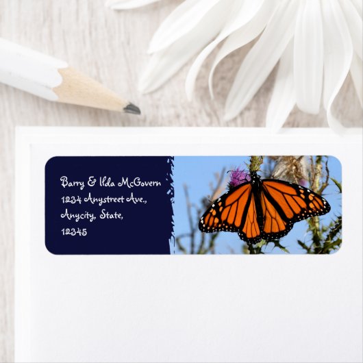 Étiquette Papillon monarque sur chardon violet bleu foncé (En situation)