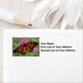 Étiquette Papillon Monarque sur Fleur Rose (En situation)