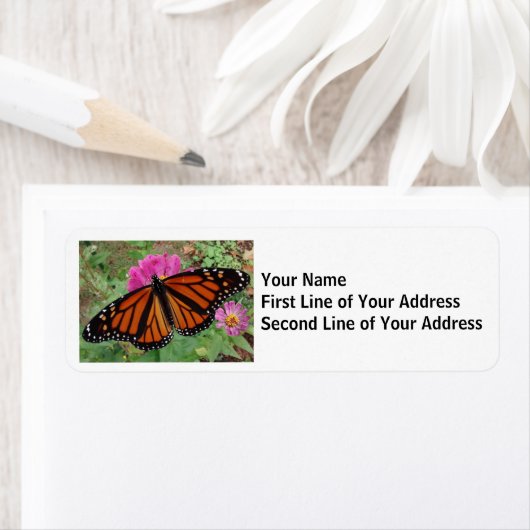 Étiquette Papillon Monarque sur Fleur Rose (En situation)
