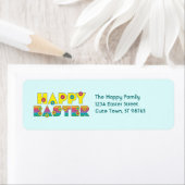 Étiquette Pâques joyeuses avec typographie des fleurs (En situation)