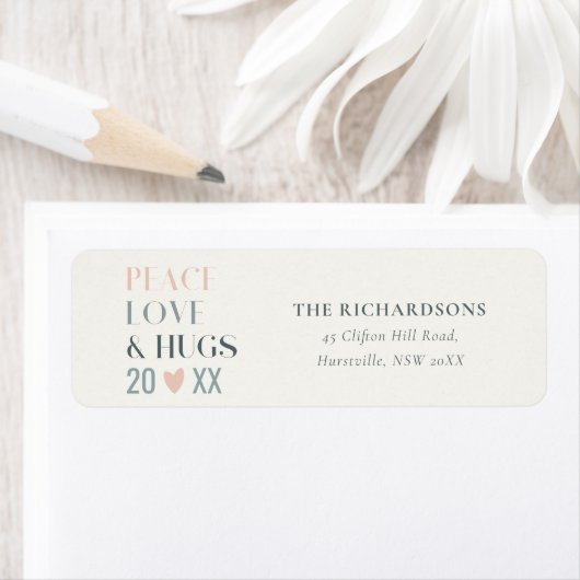 Étiquette Pastel Scandi Blush Grey Peace Love & Hugs 2023 (En situation)