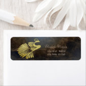 Étiquette Peacock or, look cuir (En situation)