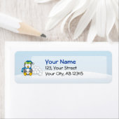 Étiquette Petit pingouin assis avec des boules de neige (En situation)