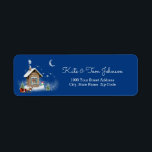 Étiquette Petite maison de Noël Adresse de retour<br><div class="desc">Dégustez cette belle étiquette d'adresse de retour personnalisée, illustrant une jolie maison de Noël dans la nuit, avec des pins, un bonhomme de neige et un renne avec traîneau sur un arrière - plan bleu marine. Cliquez sur le bouton "Customiser" pour ajouter votre nom, modifier le style de police, la...</div>