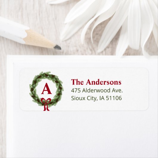 Étiquette Pine Wareath Monogram Holiday Adresse de retour (En situation)