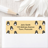 Étiquette Pingouin mignon motif - jaune or (En situation)