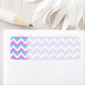 Étiquette Pink et Bleu Chevron Zig Zag Stripes. (En situation)