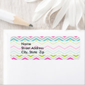 Étiquette Pink, Green, Blue et White Chevron Stripes (En situation)