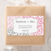 Étiquette Pink & Grey Mum Bouteille d'eau Favor - customisez (En situation)