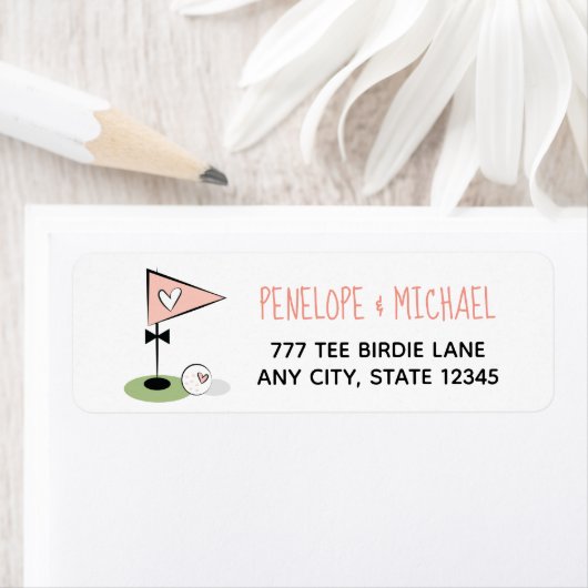 Étiquette Pink Heart Golf Ball and Flag (En situation)