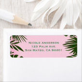 Étiquette Pink Tropical Green Feuilles Été Chic Invitation (En situation)