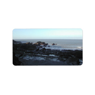 Étiquette Plage rocheuse. Vue côtière pittoresque