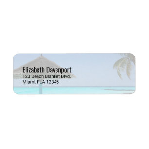 Étiquette Plage tropicale pittoresque avec parapluie de chau
