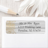 Étiquette Points Confetti Or Design Blanc SatinArrière-plan (En situation)