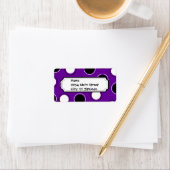 Étiquette Pois noirs et blancs sur les cercles violets (En situation)