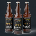 Étiquette Pour Bouteilles De Bière 40th Birthday 1982 Ajouter le nom Vintage Black Go<br><div class="desc">Un design étiquette classique personnalisé pour cette fête d'anniversaire. Plus de cadeaux et de fournitures de fête pour cette fête disponibles avec le design "légendaire" dans le magasin.</div>
