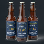 Étiquette Pour Bouteilles De Bière 60th Birthday 1962 Ajouter Nom Vintage Blue Gold<br><div class="desc">Un design étiquette classique personnalisé pour cette fête d'anniversaire. Plus de cadeaux et de fournitures de fête pour cette fête disponibles avec le design "légendaire" dans le magasin.</div>