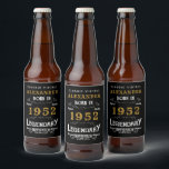 Étiquette Pour Bouteilles De Bière 70th Birthday 1952 Ajouter le nom Vintage Black Go<br><div class="desc">Un design étiquette classique personnalisé pour cette fête d'anniversaire. Plus de cadeaux et de fournitures de fête pour cette fête disponibles avec le design "légendaire" dans le magasin.</div>