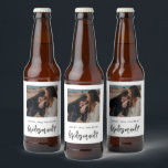 Étiquette Pour Bouteilles De Bière Brossé Script Photo Vous Serez Ma Femme D'Accueil<br><div class="desc">Typographie Moderne Photo Serez-Vous Mes Idées De Propositions De Étiquette De Bouteille De Bière De Femme D'Accueil</div>