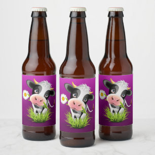 Étiquette Pour Bouteilles De Bière Cute Holstein cow in grass over purple