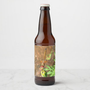 Étiquette Pour Bouteilles De Bière Dragonfly Artistique Reposant Sur Une Tête De Fleu