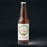 Étiquette Pour Bouteilles De Bière Merry & Bright Christmas Wreath<br><div class="desc">Un étiquette de biberon de Noël personnalisé avec une couronne d'aquarelle. Seringues de pin vert,  cônes de pin et baies décoratives composent cette couronne festive. À l'intérieur de la couronne sont quelques ornements décoratifs et les mots" mai vos jours être Joyeux et lumineux. Écrit dans une police rouge tendance.</div>