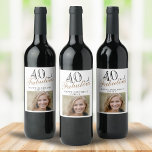 Étiquette Pour Bouteilles De Vin 40 et fabuleux élégant script photo 40e anniversai<br><div class="desc">40 et fabuleux Elegant Script Photo 40th Birthday Vine Étiquette. Le dicton 40 et fabuleux est en écriture moderne sur un arrière - plan blanc. Faites vos propres étiquettes de vin de fête de 40 ans pour elle. Customisez avec le nom et le numéro d'âge et insérez votre photo dans...</div>