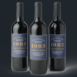 Étiquette Pour Bouteilles De Vin 40th Birthday Born 1983 Ajouter Nom Blue Gold<br><div class="desc">Anniversaire personnalisé ajoutez votre nom et étiquette de vin année. Modifiez le nom et l'année avec le modèle fourni. Un magnifique accessoire de fête d'anniversaire bleu personnalisé. Plus de cadeaux et de fournitures de fête disponibles avec le design "normes de fixation" dans le magasin.</div>
