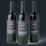 Étiquette Pour Bouteilles De Vin 40th Birthday Vintage Blue Gold Ajouter un nom Ann<br><div class="desc">Pour ceux qui fêtent leur 40e anniversaire, nous avons le étiquette de vin idéal fête d'anniversaire avec une sensation vintage. L'arrière - plan bleu avec un design typographique vintage blanc et or est simple et élégant avec une touche rétro. Customisez facilement le texte de ce cadeau d'anniversaire en utilisant le...</div>