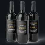 Étiquette Pour Bouteilles De Vin 60th Birthday 1962 Ajouter le nom Vintage Black Go<br><div class="desc">Un design étiquette de bouteille de vin classique personnalisé pour cette fête d'anniversaire. Plus de cadeaux et de fournitures de fête disponibles avec le design "légendaire" dans le magasin.</div>