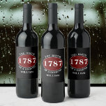 Étiquette Pour Bouteilles De Vin Ajouter Nom Et Année Anniversaire Noir<br><div class="desc">Faites de votre anniversaire spécial quelqu'un extra spécial avec ces étiquettes de vin personnalisés! Parfait pour fêter n'importe quel anniversaire, ce étiquette personnalisé porte le nom du récipiendaire et son année de naissance. C'est le souvenir parfait qu'ils peuvent garder pour se souvenir de leur journée spéciale. Créez un cadeau unique...</div>