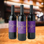 Étiquette Pour Bouteilles De Vin Cadeau C'est la saison pour être Joyeux Personnali<br><div class="desc">Cadeau Donner est la saison pour être Joyeux Script Personnalisé Nom de famille Chic Purple and Gold Wine Étiquette. Cliquez sur personnaliser ce modèle pour customiser rapidement et facilement le étiquette de vin qui vous donne un cadeau avec votre propre nom de famille. Fait un cadeau de bureau parfait ou...</div>