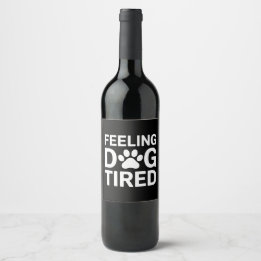 Étiquette Pour Bouteilles De Vin Chien qui se sent fatigué
