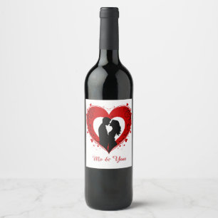 Étiquette Pour Bouteilles De Vin Couple s'étreignant à l'intérieur d'un grand cœur 