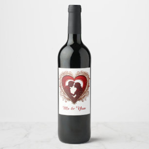 Étiquette Pour Bouteilles De Vin Couple s'étreignant à l'intérieur d'un grand cœur 