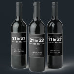 Étiquette Pour Bouteilles De Vin Custom 21st Birthday Cadeau 21 en 23 Est 2002<br><div class="desc">Custom 21st Birthday Celebration 21 in 23 Est 2002 Cadeaux d'anniversaire!</div>