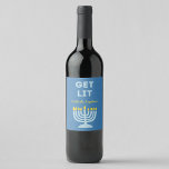 Étiquette Pour Bouteilles De Vin Drôle "Get Lit" Chic Personnalisé Menorah Hanoukka<br><div class="desc">Ajoutez une touche amusante à vos festivités Hanoukka avec ce étiquette de vin "Get Lit" excentrique ! Doté d'une illustration lumineuse de menorah et d'un texte personnalisable de nom de famille, ce étiquette apporte humour et personnalité à votre table de vacances. Parfait pour décorer les bouteilles de vin lors de...</div>