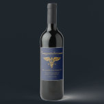 Étiquette Pour Bouteilles De Vin École de sciences infirmières de la Marine Blue Go<br><div class="desc">Célébrez votre école de soins infirmiers ou votre diplôme RN avec style avec nos étiquettes de bouteilles de vin "Félicitations" personnalisés! Nos étiquettes bleu marine avec un symbole de caducée doré sont parfaits pour ajouter une touche de sophistication et d'élégance à votre fête. Personnalisé avec votre nom, le nom de...</div>