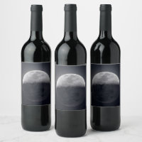 Élégance Lune : Bouteille de vin avec une image lu