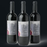 Étiquette Pour Bouteilles De Vin Fête de 70e anniversaire argent parties scintillan<br><div class="desc">Un étiquette pour une fête de 70 ans. Un arrière - plan métallique en faux argenté foncé. Décoré de fleurs violettes foncées et bordeaux et roses roses, de parties scintillant faux argentés dégoulinant, de la peinture goutte à goutte. Modèles pour un nom. Le texte : 70e anniversaire est écrit avec...</div>