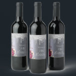 Étiquette Pour Bouteilles De Vin Fête de 70e anniversaire argent parties scintillan<br><div class="desc">Un étiquette pour une fête de 70 ans. Un arrière - plan métallique en faux argenté foncé. Décoré de fleurs violettes foncées et bordeaux et roses roses, de parties scintillant faux argentés dégoulinant, de la peinture goutte à goutte. Modèles pour un nom. Le texte : 70e anniversaire est écrit avec...</div>