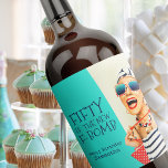 Étiquette Pour Bouteilles De Vin Funny Fifty est le 50ème anniversaire de la nouvel<br><div class="desc">Un étiquette de vin d'anniversaire particulièrement drôle et unique pour une femme fabuleuse célébrant son 50e anniversaire, ce design présente une femme chic et élégante en lunettes de soleil rayées et turban aux cheveux avec un sac à pois et une serviette rayée, en secouant son attitude. L'humour est réalisé dans...</div>